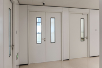 Porte intérieure en acier insonorisée au design moderne, couleur et taille RAL personnalisées, pour cliniques et hôpitaux, avec panneau de vision et plaque de protection à persiennes