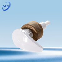 Distributeur de pompe de désinfectant pour les mains en plastique luxueux avec un beau bouchon de bec imprimé en bambou de grain de bois pour bouteilles
