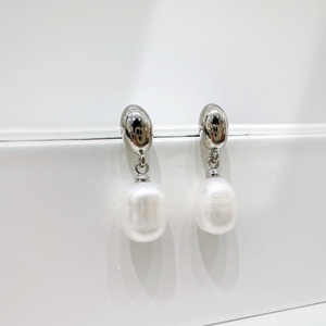 Venta al por mayor de pendientes pequeños de perlas en plata de ley 925 y oro de 14k, únicos, estilo coreano, minimalistas, para mujer, ideales para las vacaciones de verano. - Product Image 4
