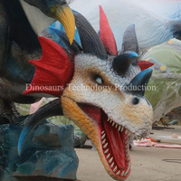 Grand modèle de dragon blanc ou glacé animatronique à la Fabrique d'Animatroniques, robot créature mythologique interactive pour parc à thème