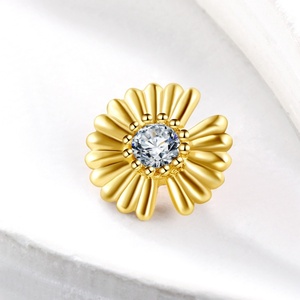 Histoires de piercing Bijoux de piercing en or massif 14 carats en forme de marguerite - Product Image 2