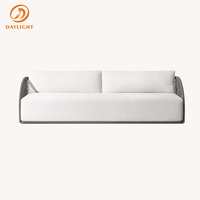 Ensemble de salon de jardin de luxe en corde tressée, chaises longues incurvées en osier avec coussins blancs aspect pierre pour piscine, villa, complexe hôtelier