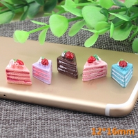 Miniature Kawaii en forme de gâteau triangulaire à la fraise, en résine, pour la décoration de maison de poupée ou de jeu.