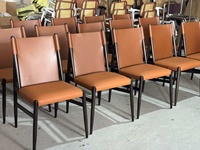 Chaise de restaurant, revêtement en cuir pleine fleur, structure en fer, chaise d'appoint commerciale de style mid-century pour café, bistrot, hôtel