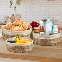 Panier de rangement rond tressé écologique de style moderne pour cosmétiques, collations, usage polyvalent sur bureau, en paille et en jonc de mer