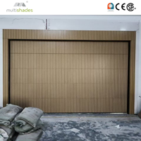 Porte de garage moderne en bois grainé USA par Multishades, porte automatique à lattes de sécurité en panneaux sandwich en aluminium expansé