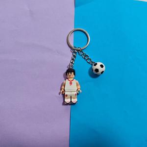 ชุดของเล่นประกอบรูปนักฟุตบอลชื่อดังสำหรับเด็ก พร้อมพวงกุญแจฟุตบอลอเนกประสงค์ 3 มิติ ทำจากโลหะผสม ใช้ตกแต่งกระเป๋าได้ - Product Image 3