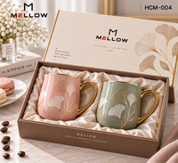 Ensemble de 2 tasses à café en porcelaine avec poignée dorée et bordure dorée, motif feuille de Ginkgo rose et verte, pour couple, idéal pour les boutiques lifestyle (OEM)