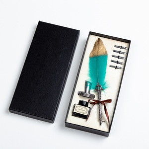 Ensemble <span class=keywords><strong>de</strong></span> stylos <span class=keywords><strong>plume</strong></span> vintage personnalisés avec logo, corps gravé, support en argent, <span class=keywords><strong>plume</strong></span> naturelle, vente en gros - Product Image 5