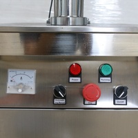 Machine de capsulage rotative entièrement automatique à tête unique |   Capsuleuse en aluminium pour bouteilles de spiritueux et d'huiles essentielles en verre