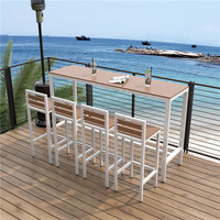 Moderner hoher Tisch im Strandstil und Barhocker-Set für Restaurant Caféen mit hölzerner Tischplatte und Metallbeinen