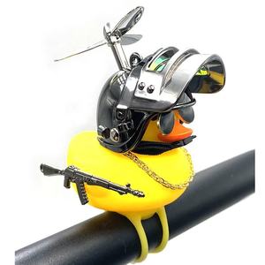 Nouvelles décorations de tableau de bord en forme de canard en caoutchouc jaune, avec cloche, hélice, <span class=keywords><strong>casque</strong></span>, bandage et chaîne dorée - Product Image 4