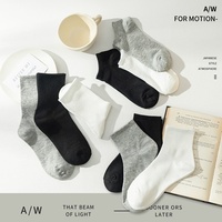 Chaussettes jetables noires blanches grises pour hommes et femmes Chaussettes d'équipage pour affaires et loisirs Chaussettes de sport en coton à tube moyen Vente en gros transfrontalière