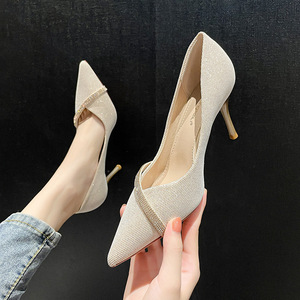 Solo con nuevos zapatos puntiagudos de diamantes de imitación Tacones de aguja de boca ligera Zapatos de tacón de mujer para mujer - Product Image 1