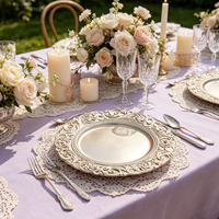 Assiettes de présentation baroques or champagne avec bord festonné orné pour une mise en scène de table de banquet de mariage aux tons pastel doux