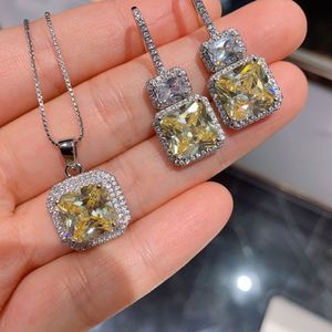 Conjunto de Joyería de Moda Ecológica con Colgante de Cobre con Zirconia Cúbica Corte Princesa y Baño de Oro para Boda, y Pendientes Geométricos - Product Image 3