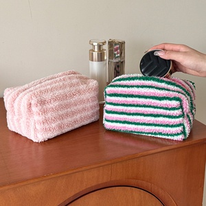 Sac de maquillage rayé en laine d'agneau coton personnalisé fermeture éclair étiquette de lavage doux pour l'hiver sac cosmétique 8 pouces usine vente en gros - Product Image 4