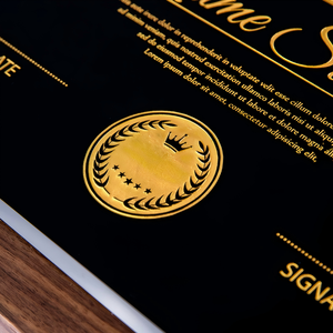 Cornice <span class=keywords><strong>in</strong></span> <span class=keywords><strong>Legno</strong></span> di Noce con Cristallo Nero Lucido di Lusso, Personalizzabile con Nome Inciso al Laser per Eventi Scolastici e Aziendali - Product Image 4