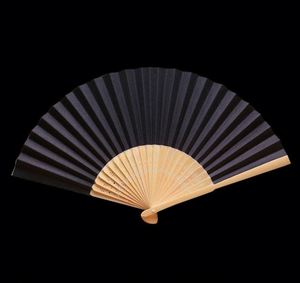 Éventail chinois de mariage en soie de 21 cm, style art populaire mignon, en bambou sculpté, cadeau d'affaires et éventail d'invitation de mariage avec boîte - Product Image 2