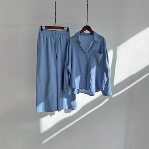 Conjunto de Camisa Holgada y Pantalones Anchos para Mujer en Tonos Verde Fresco o Neutros - Product Image 3