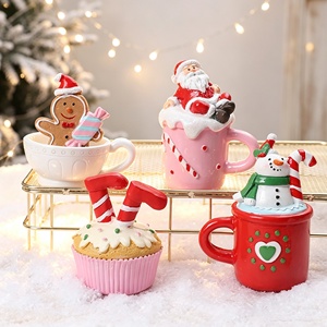 Lot de figurines de Noël en résine mignonnes en gros : Père Noël, Bonhomme de neige et Homme pain d'épices en forme de tasse et de gâteau, décorations de table - Product Image 2