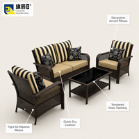 Set Patio Rotan 4 Buah Loveseat 2 Kursi Berlengan Meja Kopi Bantal Bergaris Hitam Putih