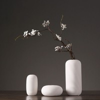 Vases en céramique INS modernes et irréguliers, faits à la main, style nordique, blanc uni, pour arrangements floraux et décoration intérieure (vente en gros)