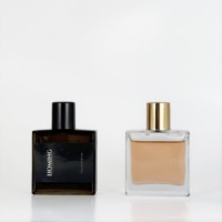 Bouteilles en verre de parfum de capacité différente de la place plate 50 Ml 100 Ml en stock avec des chapeaux de boule
