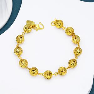 Bracelet tendance plaqué or 24 carats avec grand pendentif cœur, idéal pour femme - Nouvelle collection en promotion - Product Image 1