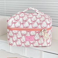 Vente en gros de sacs de maquillage de voyage pochette moelleuse matelassée avec nœud fermeture à glissière stockage portable sac cosmétique cadeau