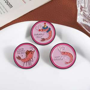 Spilla Smaltata con Frase Divertente a Tema Gamberetti, Badge 'Keep It Shrimple' in Stile Cartoon - Product Image 3