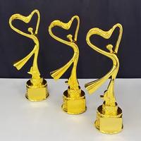 Trophée personnalisé en résine dorée de 26 cm de hauteur représentant une danseuse, idéal pour les concours de danse, de gymnastique et d'art.