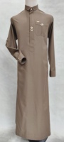 Tissu de polyester filé de haute qualité Conception personnalisée Thobe saoudien Musulman Long Thobe Factory-Fournisseur pour l'utilisation de la prière
