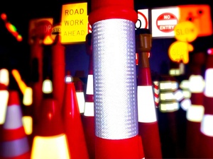 Soporte de postes de tráfico con delineador flexible de rayas blancas - Product Image 6