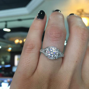 Anello di Fidanzamento F768 per Donna in Oro Bianco con Diamante Taglio Brillante Rotondo Colore G Naturale Design Halo - Product Image 3