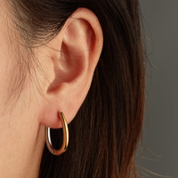 Anting Hoop Minimalis Permukaan Halus Kombinasi Warna Dua Nada Lapis Emas 18k Baja Tahan Karat Berbagai Anting Geometris