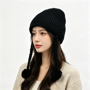 Gorro de punto unisex negro liso, grueso y cálido, con diseño de pompón de doble trenza, informal, térmico para invierno, con imagen de letras. - Product Image 1