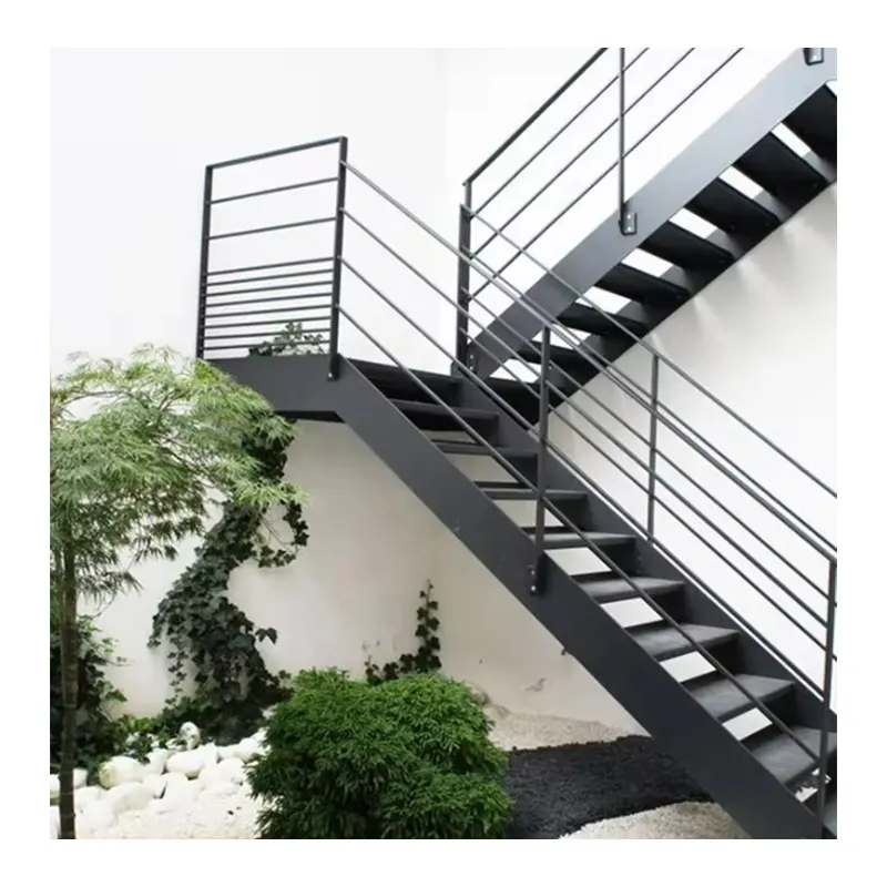 Tubería de hierro Escaleras negras Escalera al aire libre Escalera recta Barandilla de escalera Diseños Edificio Exterior Acero Moderno Escalera personalizada Interior