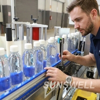 Nouvelle petite machine automatique de remplissage et de bouchage de bouteilles PET pour eau pure, entraînée par un moteur/une machine