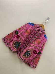 เสื้อแจ็คเก็ตบอมเบอร์กำมะหยี่พิมพ์ลายสัตว์สีชมพู ปักมือแบบซูซานี สไตล์วินเทจ โบโฮ เสื้อคลุมฤดูหนาว บุด้วยผ้าฝ้าย ของขวัญสำหรับเธอ จากอินเดีย - Product Image 5