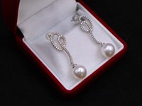 Vente flash - Boucles d'oreilles en or massif 18 carats avec diamants naturels de forme incurvée et perles de culture d'eau salée Akoya japonaises de 8,5 à 9 mm