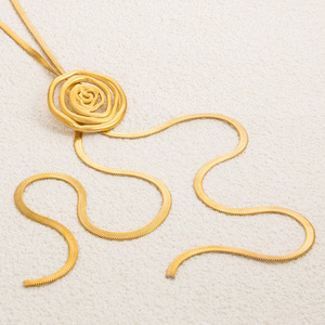 สร้อยคอสแตนเลสสตีลสไตล์โบฮีเมียนยุโรปอเมริกัน พร้อมพู่ห้อย ดีไซน์รูปตัวยู ชุบทอง 18K สายโซ่ยาวแบบงู เหมาะสำหรับงานปาร์ตี้ - Product Image 4