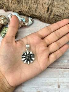 Pendentif en argent sterling fait main avec turquoise blanche pour femmes, design de bijoux - Product Image 2