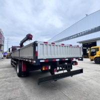 Camion-grue Isuzu FVR GIGA avec grue à bras droit à 4 sections de 8 tonnes, grue montée sur camion à plateau