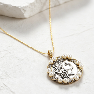 Colliers pendentifs personnalisés en acier inoxydable et bronze, style grec-romain rétro vintage, avec pièce de monnaie initiale, inaltérables - Product Image 5