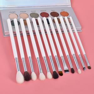 <span class=keywords><strong>Kit</strong></span> de 12 pinceaux pour les yeux et le <span class=keywords><strong>visage</strong></span> en plastique de luxe DailyQueen avec manche en bois, option de logo personnalisé pour les ombres à paupières et le blending - Product Image 3