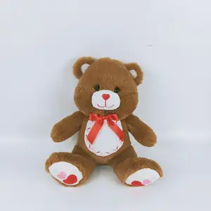 Fabrika sevgililer günü hediye peluş kahverengi ayı hayvan oyuncak peluş kırmızı şerit ayı peluş ayı kalpler nakış ile