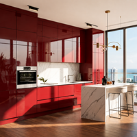 Meubles de cuisine modernes sur mesure en bois laqué rouge brillant, cuisine modulaire avec îlot en marbre et évier