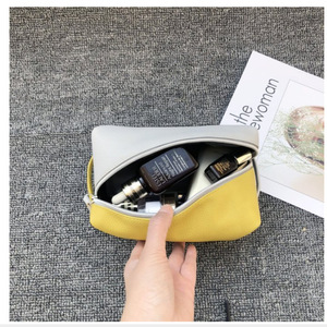 Trousse de maquillage tendance de style coréen, trousse de toilette portable en cuir et PVC patchwork, organiseur de voyage grande capacité. - Product Image 1