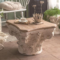 Table d'appoint en bois de style campagnard français avec colonne romaine, table basse carrée sculptée blanchie à la chaux pour la décoration de la maison et des hôtels